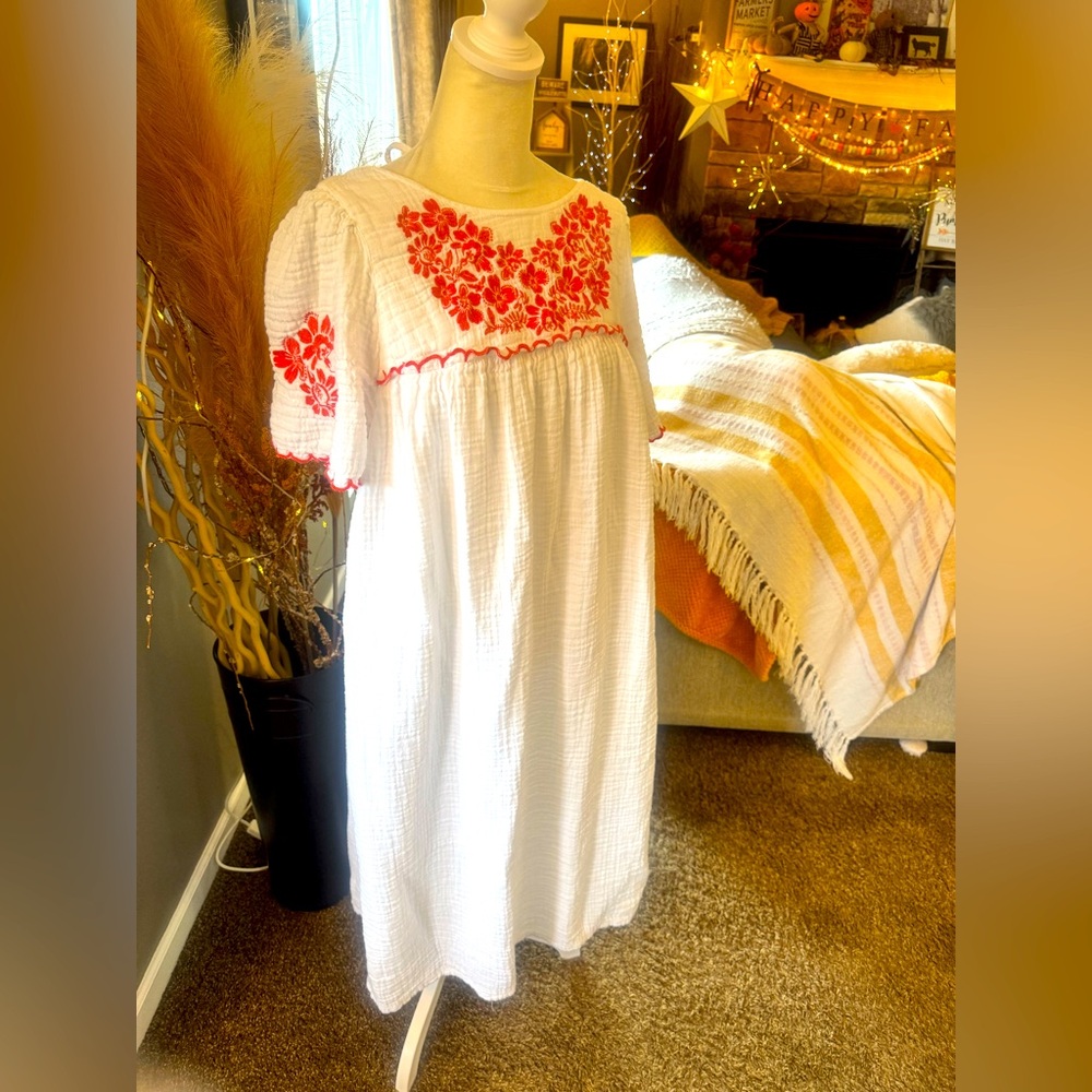 OLD NAVY MAXI DRESS. GAUZE COTTON MATERIAL AND FULLY LINED. SIZE LARGE.